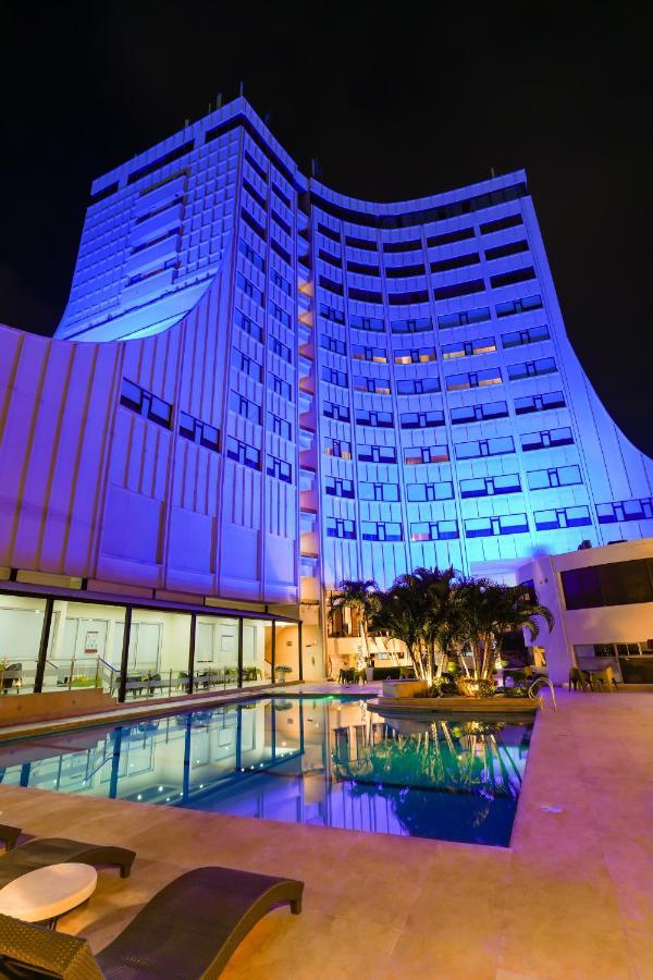 Hotel Casino Internacional 쿠쿠타 외부 사진 The hotel at night
